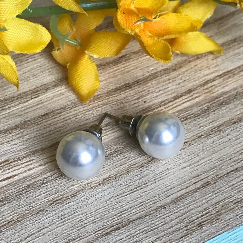 Small Pearl Earrings